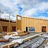 Mit dem Aufbau der neuen Dorfhalle in Holzbauweise wurde bereits begonnen. Die neue Halle erhält ein Pultdach, links ist der ...