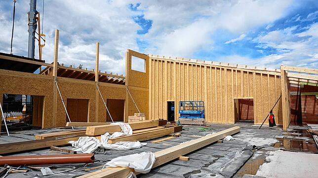 Mit dem Aufbau der neuen Dorfhalle in Holzbauweise wurde bereits begonnen. Die neue Halle erhält ein Pultdach, links ist der ...