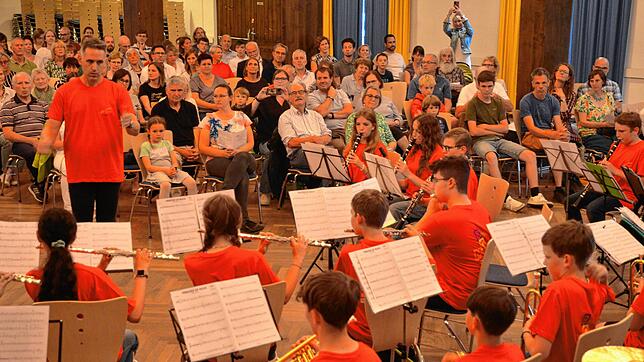 Diego Sanz-Lopez dirigiert gerade das Bläserorchester der Musikschule Markdorf. Deren Nachwuchstalente gestalten das Sommerkonzert in ...