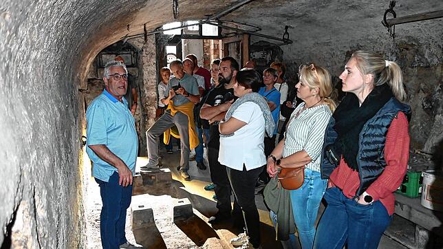 Thomas Warndorf steht in den Überresten von Stockachs erster Kegelbahn und erzählt über die frühere Germania.