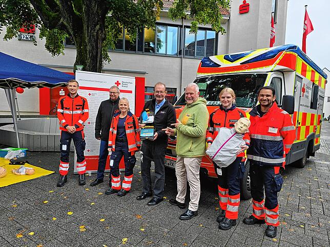 Bürgermeister Alexander Guhl, die Rettungsdienst-Geschäftsführer des DRK Kreisverbands Peter Hofmeister und Horst Schwarz (von links) ...