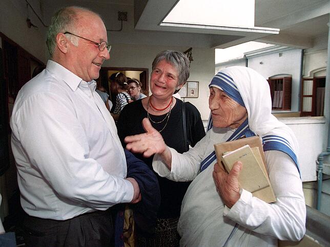 Norbert Blüm Der damalige Bundesarbeitsminister Norbert Blüm (CDU) und seine Frau Marita (M) unterhalten sich mit Mutter Teresa, nachdem sie einen ...
