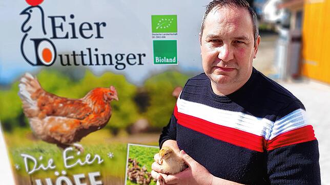 Rainer Duttlinger mit einem männlichen Küken. Der Landwirt verkauft nicht nur Eier, sondern auch Produkte aus Hähnchenfleisch. Die ...