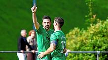 Florian Kaltenbach (links) feiert seinen Treffer zum 4:0 mit Mannschaftskollege Simon Tritschler.