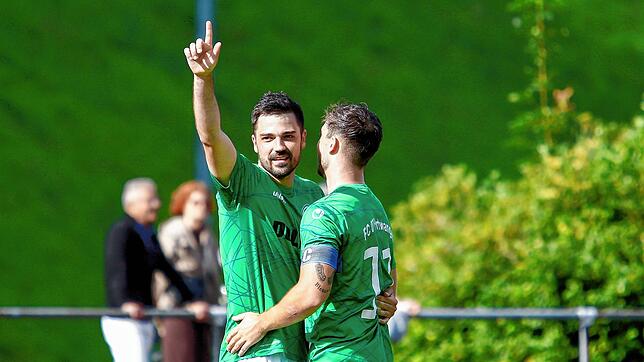 Florian Kaltenbach, vierfache Torschütze, und Philip Braun bejubeln den 7:2-Auswärtserfolg des FC Furtwangen beim SV Geisingen.