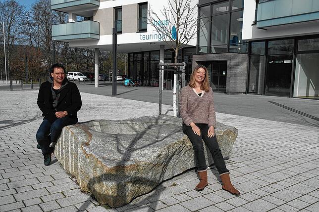 Ansprechpartner im Büro für Gemeinwesenarbeit in Oberteuringen: Annika Taube und Michael Friedrich-Gaire bauen das Projekt &bdquo;Lokale ...