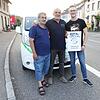 Achim Stadler (rechts) ist der 15000 Mitfahrer beim Bürgerbus. Es gratulieren Mitfahrer Mohammad Mafleh (Links) und Bürgerbus-Chauffeur ...