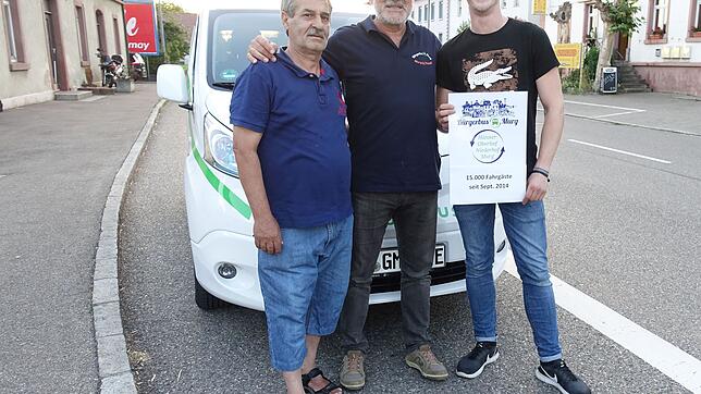 Achim Stadler (rechts) ist der 15000 Mitfahrer beim Bürgerbus. Es gratulieren Mitfahrer Mohammad Mafleh (Links) und Bürgerbus-Chauffeur ...