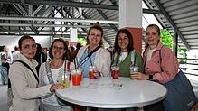 von links: Pamela Rettig, Steffi Restle, Lucy Reiss, Michaela Schultheiß und Sandra Deufel treffen sich beim Mädelsflohmarkt auf der ...
