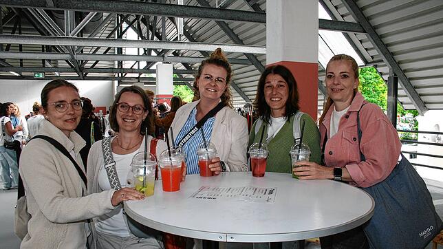 von links: Pamela Rettig, Steffi Restle, Lucy Reiss, Michaela Schultheiß und Sandra Deufel treffen sich beim Mädelsflohmarkt auf der ...