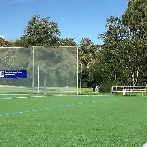 65. Min Kevin Ehmann kann noch vor Pfullendorfs Stürmer Jan Babic klären.