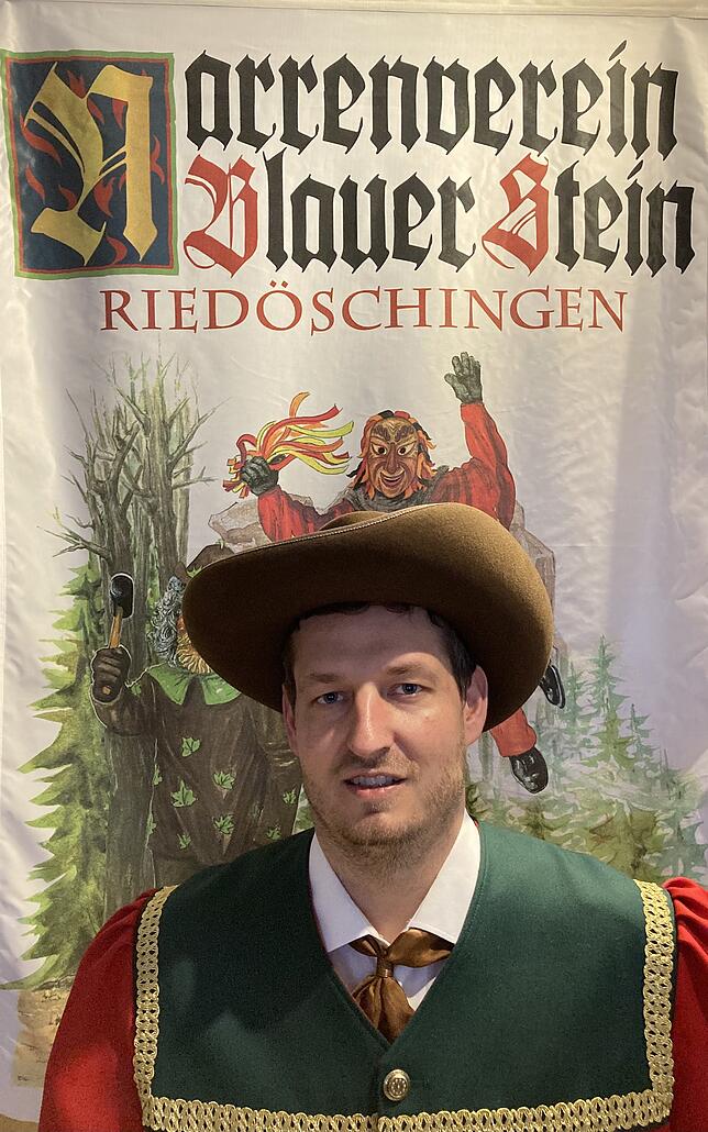 Vor der wehenden Narrenfahne begrüßt Narrenpräsident Stefan Wehrle alle Zuschauer zum ersten virtuellen Programmabend. Bild: Stefan Wehrle.