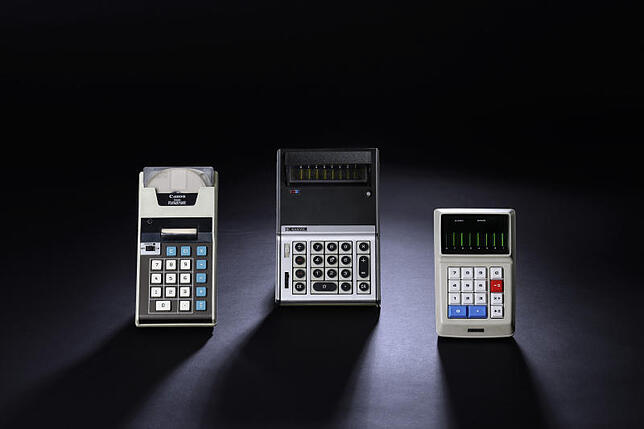Die 1970 zuerst in Deutschland verkauften Canon Pocketronic (l-r), Sanyo ICC-82D und Sharp EL-8.