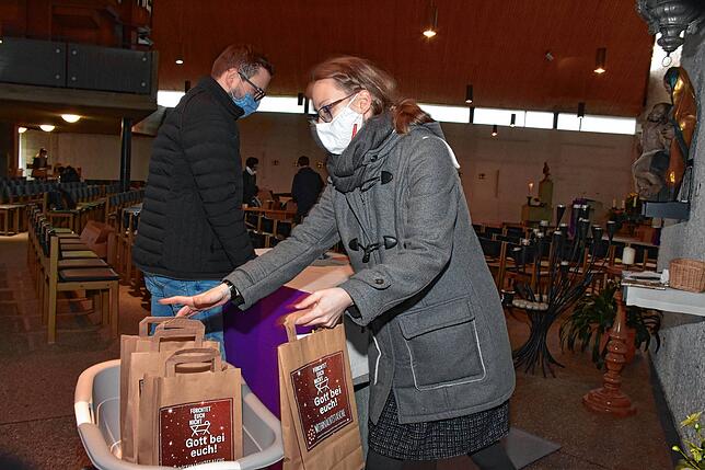 Daniel Bensch und Pastoralreferentin Verena Kreutter mit den fertigen Weihnachtstaschen.