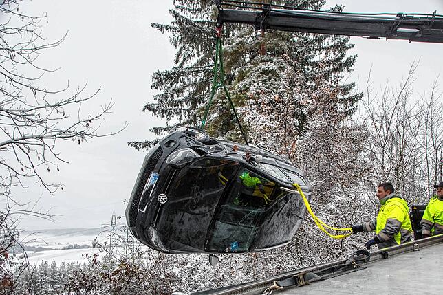 Unfall nach Schneeglätte: Bei Tengen mussten die Rettungskräfte ein Auto aus einem Abhang neben der Bundestraße&nbsp;314 bergen.