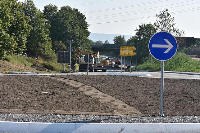 Am Lottstetter Verkehrskreisel werden in dieser Woche noch die letzten Arbeiten erledigt.