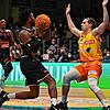 War mit 21 Punkten bester Werfer der Panthers: Raiquan Clark (am Ball), der hier von einem Hagener Gegenspieler geblockt wird. Bild: Eibner