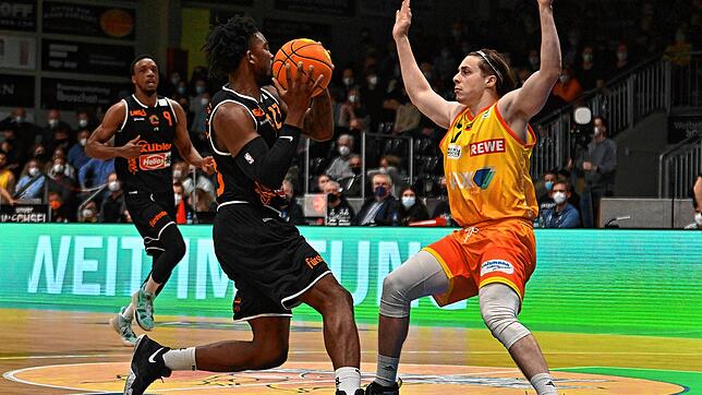 War mit 21 Punkten bester Werfer der Panthers: Raiquan Clark (am Ball), der hier von einem Hagener Gegenspieler geblockt wird. Bild: Eibner