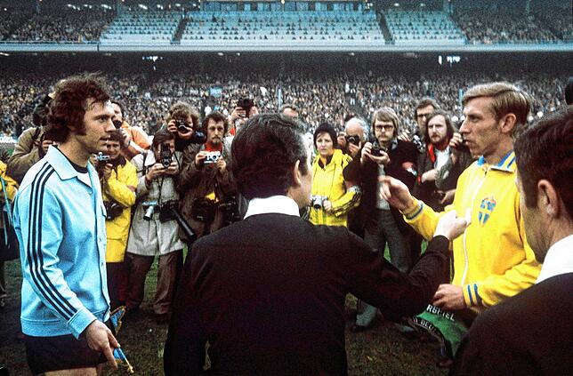 Vor dem Anpfiff zum Länderspiel Deutschland-Schweden am 1. Mai 1974 in Hamburg lost Schiedsrichter Kitabjan (Mitte) aus Frankreich mit ...