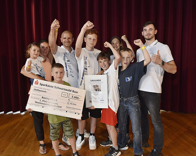 Großer Jubel vom Verein Boxing VS über 5000 Euro für das umfassende Projekt &bdquo;Fight for your life&ldquo;.