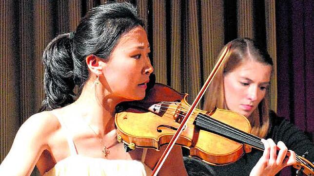 Yuliia Van, eine der jungen Musikerinnen, die im Schloss von Langenargen ihr Können zeigen, streckt sich den Tönen fast entgegen, die ...