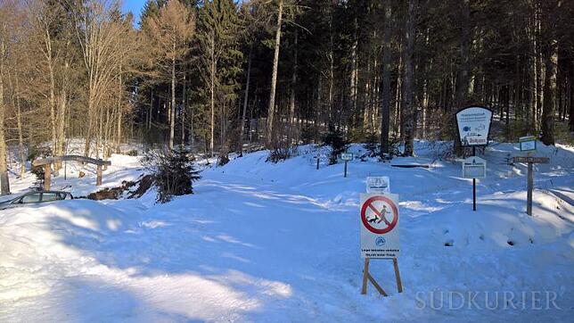 Fußgänger sollten die gewalzten Winterwanderwege benutzen. Bild: R.-D. Kanmacher