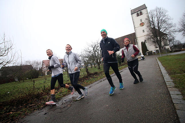 Mit Sport und Spaß ins neue Jahr: Beim Silvesterlauf in Uhldingen-Mühlhofen wird keine Zeit genommen. Man möchte in der Geimeinschaft ...