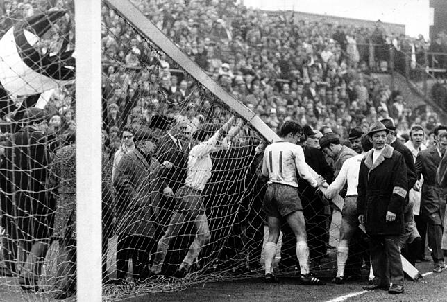 3. April 1971: Beim Spiel Mönchengladbach gegen Bremen bricht das Tor zusammen.