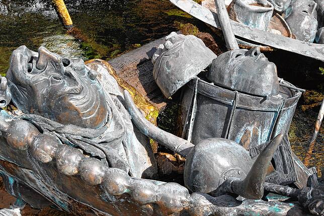 Mit vielen Details geschmückt: Hexenmasken, Hansellarven, Trommeln und auch Kopfbedeckungen sind mit in den Brunnen eingebaut.