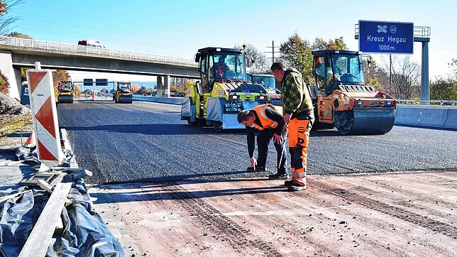 Straßensanierung auf der A81, das wird es auch 2023 an einigen Stellen geben. Hier ein nahe des Kreuz Hegau aufgenommenes Archivbild.