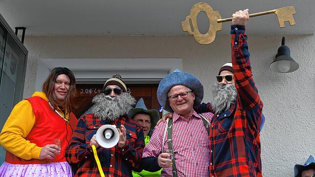 Heidi und die zwei Almöhis haben Ortsvorsteher Bernd Brielmayer (Dritter von links) entmachtet und halten siegreich den Rathausschlüssel ...