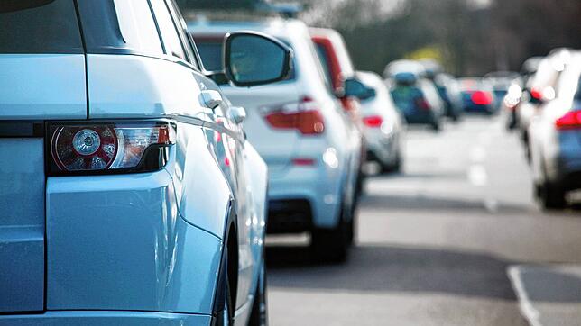 Stau auf der Autobahn: Ein Mobilitätspass soll bei der Verkehrswende helfen. Eine mögliche Pass-Variante sieht eine Abgabe für ...