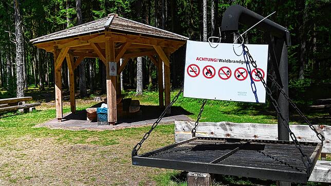 Hinweisschilder am Grillplatz im Stockwald weisen auf das aktuelle Grillverbot aufgrund der großen Waldbrandgefahr hin.