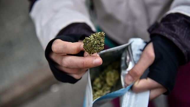 Weil sie mehrfach Marihuana an ihren eigenen Sohn verkauft hatte, um sich an ihm zu bereichern, wurde eine Frau aus Überlingen angeklagt.