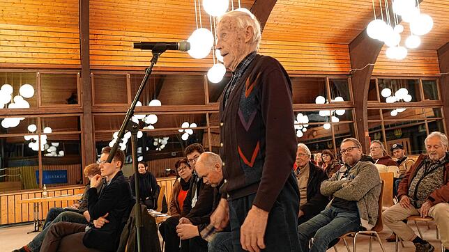 Fritz Rüd am Mikrofon regte den Neubau einer Kläranlage in Tiefenstein an.