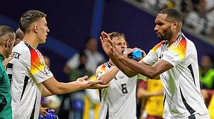 Nico Schlotterbeck (links) und Jonathan Tah.