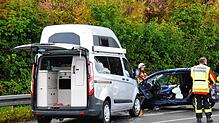 Nach dem Unfall muss der Fahrer des Kleinwagens aus seinem Auto befreit werden. Zahlreiche Einsatzkräfte sind vor Ort.