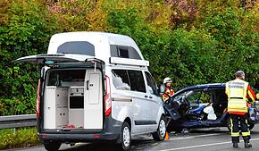 Nach dem Unfall muss der Fahrer des Kleinwagens aus seinem Auto befreit werden. Zahlreiche Einsatzkräfte sind vor Ort.