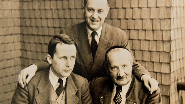 Das Foto zeigt Martin Heidegger (vorn rechts) mit Jean Beaufret (stehend) und Heideggers Sohn Hermann Heidegger im Schloß Meßkirch.
