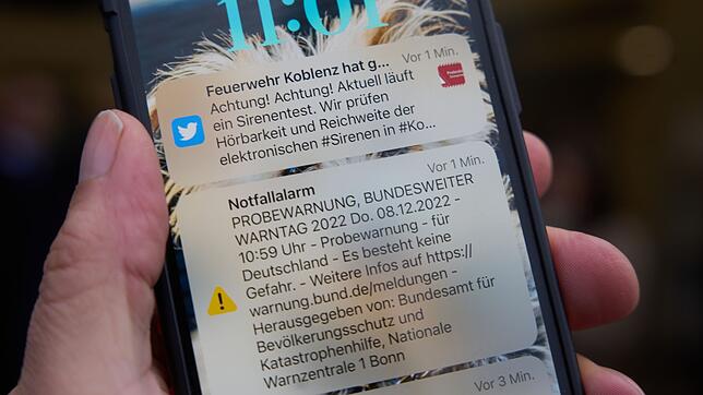 Seit Februar warnen Behörden in Deutschland über Cell Broadcast mit einer Art SMS vor Hochwasser, Großbränden und anderen folgenschweren ...