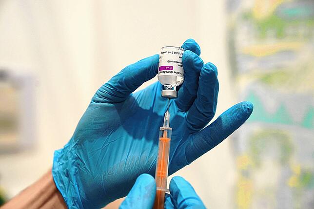 Medizinisches Personal befüllt am 26.01.2021 eine Spritze in Sunderland, Großbritannien mit dem Corona-Impfstoff von Oxford/Astrazeneca ...
