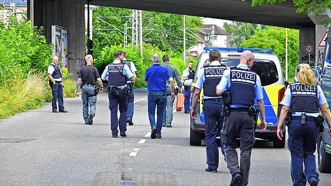 Die Polizei ist mit zahlreichen Einsatzkräften vor Ort. Im Hintergrund ist die Brücke der Vockenhauser Straße zu sehen, unter der die ...