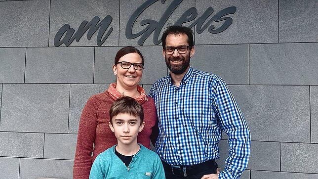 Florian Repnik mit seiner Frau Carolin und Sohn Max vor seinem Hotel und Restaurant in Markelfingen. Vor rund einem Jahr erhielt er die ...