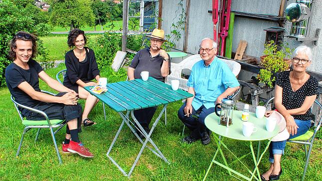 Andreas Haslacher (von links), Katharina Graff, Dieter Zimmermann, André Heygster und Katharina Lebede wohnen und arbeiten in der ...