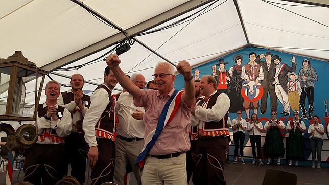So sieht ein Bockgewinner aus: Klaus Danner ist Besitzer von Chilbibock &bdquo;Heinz der Gönner&ldquo;. Hier jubelt er im Festzelt auf ...
