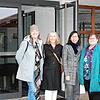 Isa Barlak, Esther Wenger, Aunchun Hirling und Sabine Müller (von links) freuen sich auf ihre 27. Ausstellung im Foyer der Roßberghalle ...