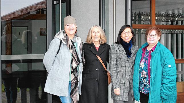 Isa Barlak, Esther Wenger, Aunchun Hirling und Sabine Müller (von links) freuen sich auf ihre 27. Ausstellung im Foyer der Roßberghalle ...