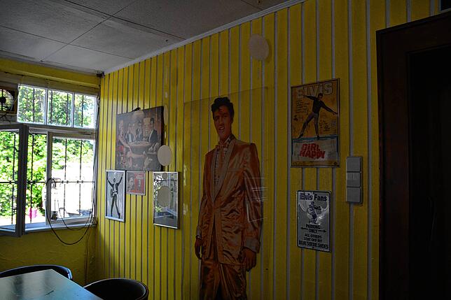 Der Besitzer des Westends hat die Wände mit Plakaten des berühmten Sängers Elvis Presley geschmückt. Der Round Table hat sich ...