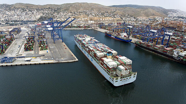 Ein Containerschiff der China Ocean Shipping Company (Cosco) verlässt den Containerterminal des Hafens von Piräus.