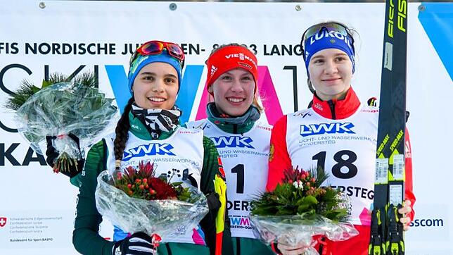 Glückliche Medaillengewinner: Die zweitplatzierte Schonacherin Anna Jäkle (links) bei der Siegerehrung mit der deutschen Siegerin Jenny ...